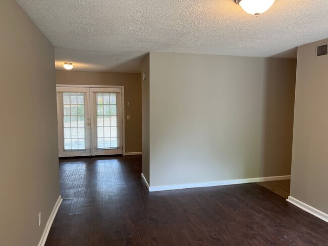 Building Photo - **AVAILABLE NOW**3 Bedroom / 1 Bathroom Ho...