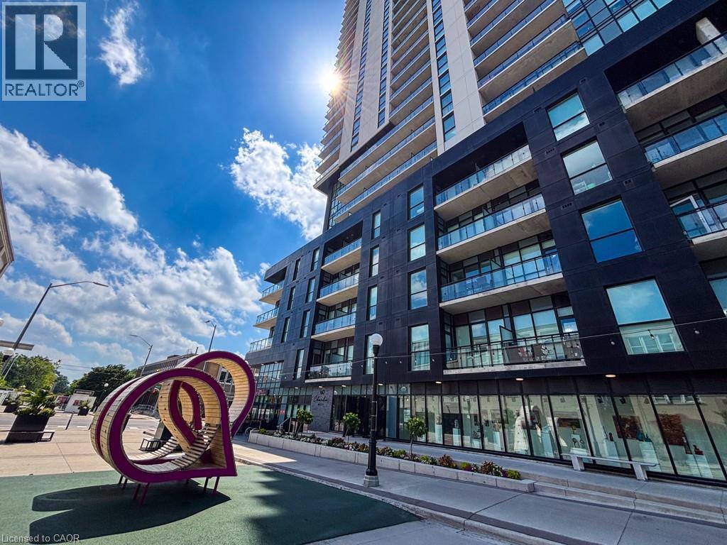 Photo principale - 60 Charles St W