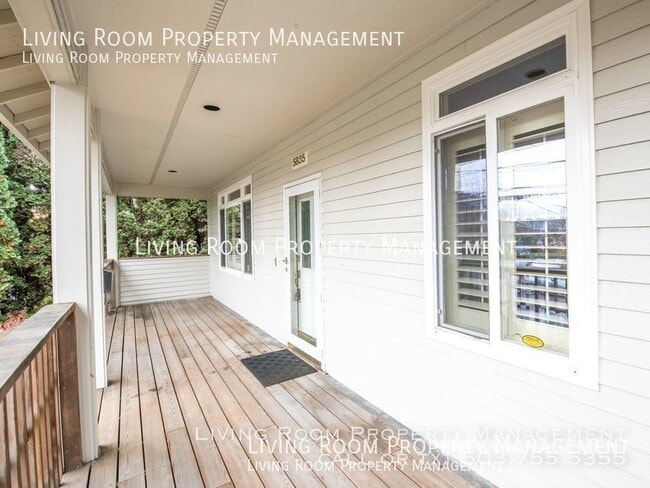 Building Photo - Charming Bungalow with Private Yard and AC!