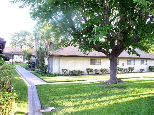 Building Photo - 1800 E Heim Ave