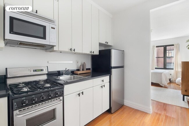 Building Photo - 312-320 W 23 St