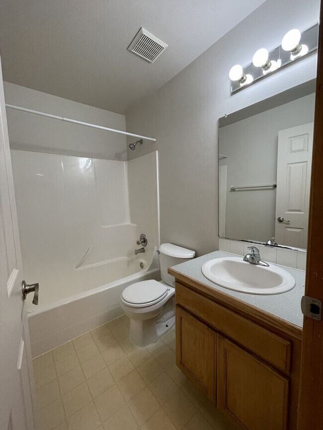 Building Photo - 3 Bed, Close to MAX!!