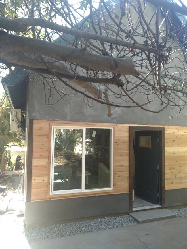 Building Photo - 516 E Marigold St