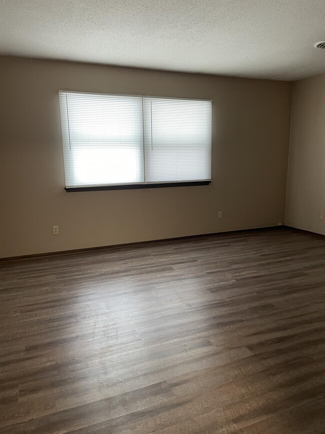 Building Photo - 5923 Paradise Ln