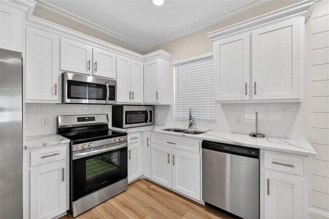 Building Photo - 204 Palm St