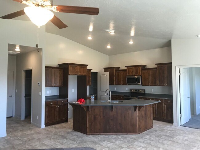 Building Photo - Beautiful 4 bedroom, 2 bathroom Home!