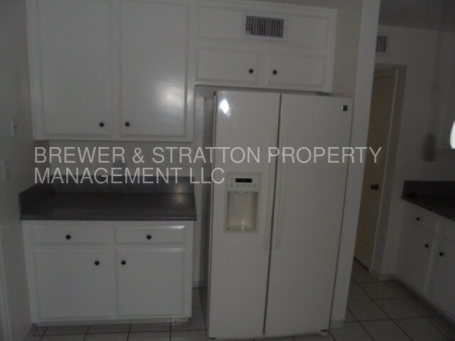 Building Photo - 631 E Royal Palm Square S