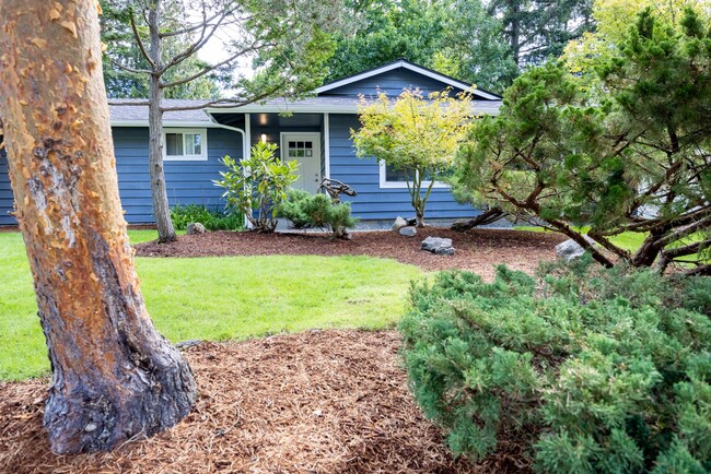 Building Photo - South Renton Rambler - Beautifully remodel...