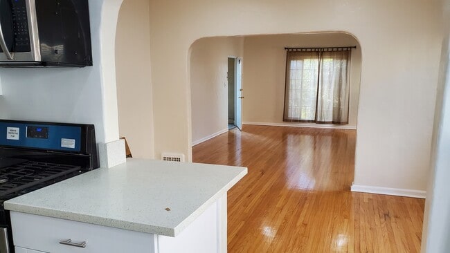Foto del edificio - 934 S Orange Grove Ave