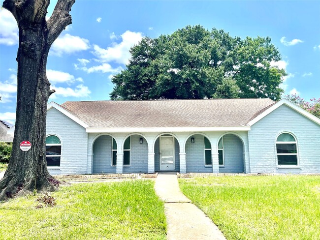 Building Photo - 9626 Hearthwood Dr