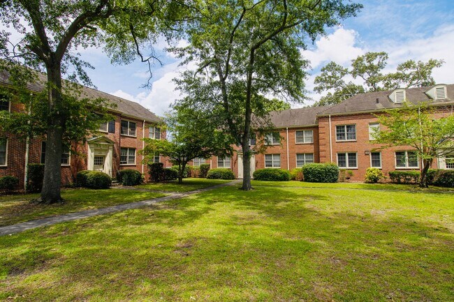 Foto del edificio - Renovated 1-Bedroom Condo in Heathwood Cou...
