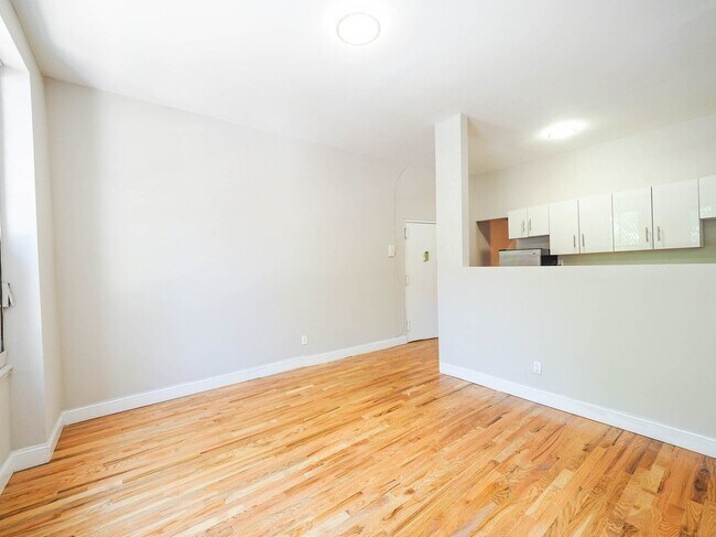 Foto del edificio - 799 Putnam Ave
