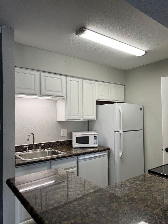 Building Photo - College Station - 1 bedroom / 1 bath Condo...