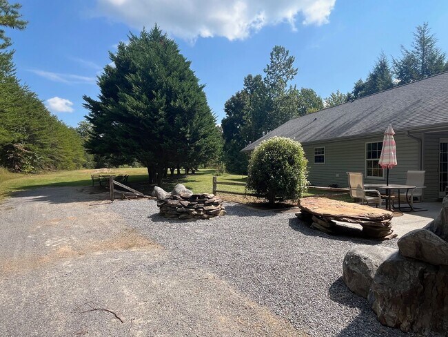 Building Photo - Country Charmer