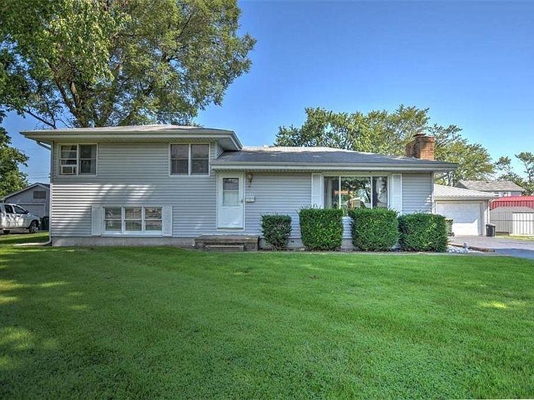 Primary Photo - Awesome tri-level home in OREANA