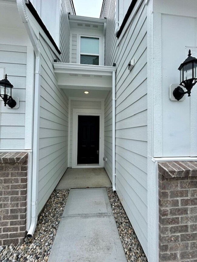 Foto del edificio - Beautiful Newly Built 3 bed, 2.5 bath Town...