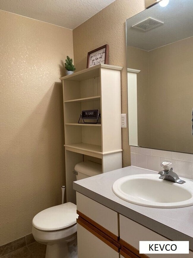 Building Photo - Perfect Townhouse for Roommates!