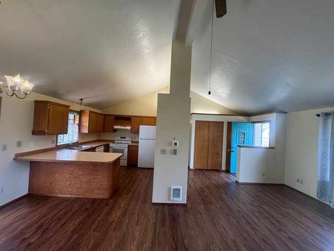 Foto del edificio - Non-Refundable & Security Deposit Total: $2150.00