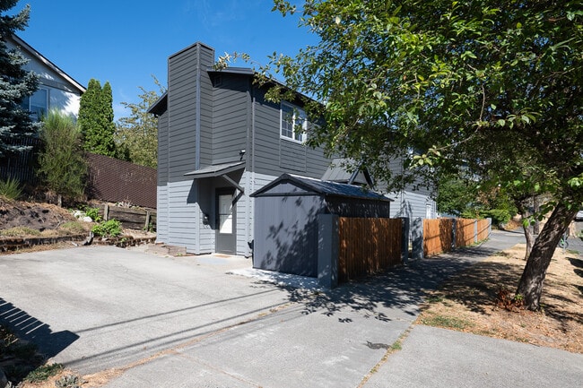 Building Photo - 933 29th Ave S