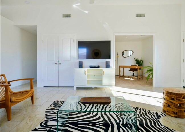 Building Photo - 13609 Avenida la Vis