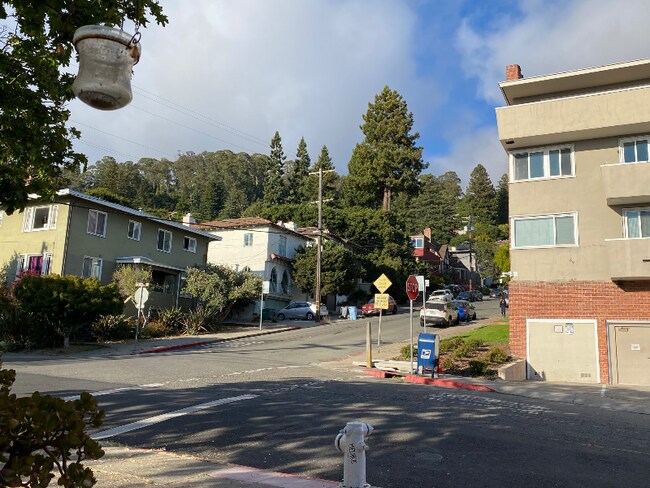 Foto del edificio - 1701 Le Roy Ave