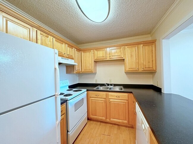 Building Photo - 1 Bedroom Condo in Gated Community in Mid ...