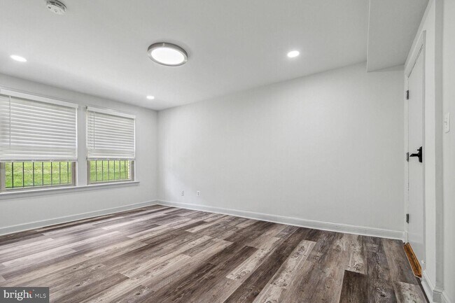 Building Photo - 4420 1st Pl NE