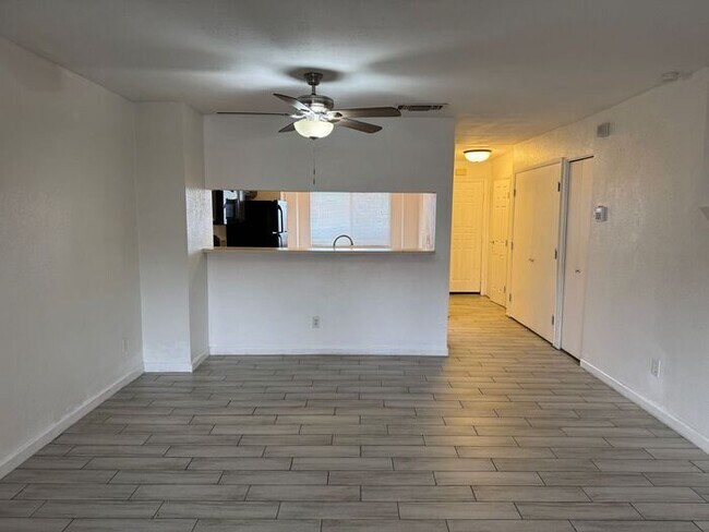 Foto del edificio - Charming 2 Bed & 2.5 Bath Townhome with Mo...