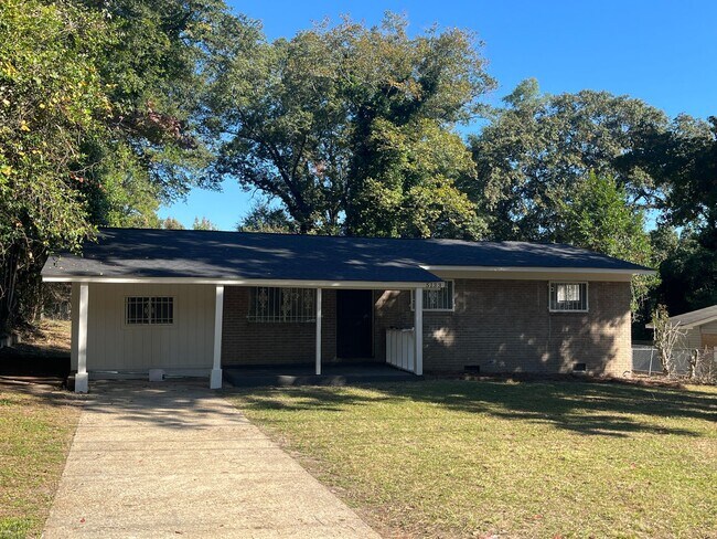 Building Photo - ***Totally Remodeled 4 Bedroom / 1 Bathroo...