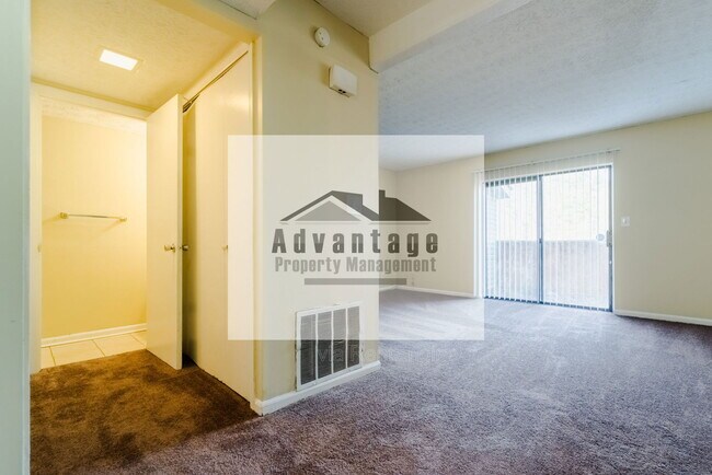 Foto del edificio - 8564 Creekwood Way