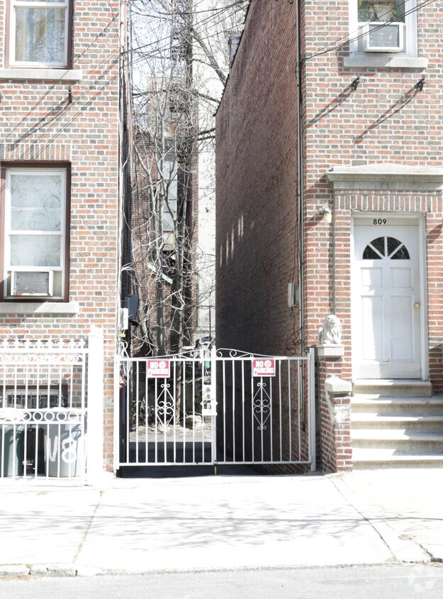 Building Photo - 807 Arnow