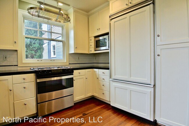 Building Photo - 5 br, 3.5 bath House - 211 W Comstock Street