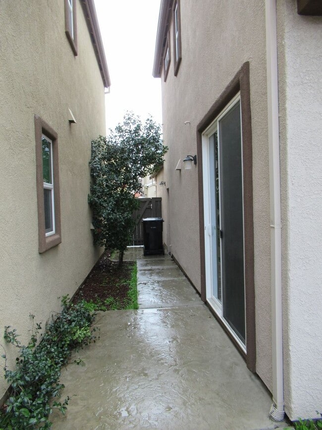 Building Photo - 2 STORY HOME IN WESTPARK VILLAGE CENTER ROSEVILLE WITH SOLAR!