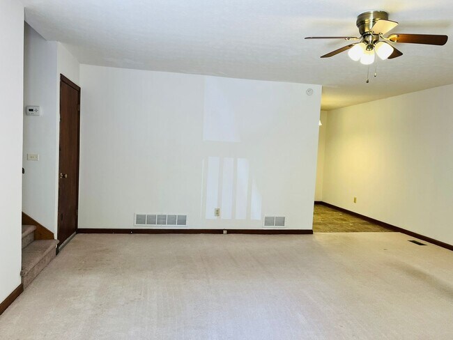Foto del edificio - Great location, large wooded and fenced ya...