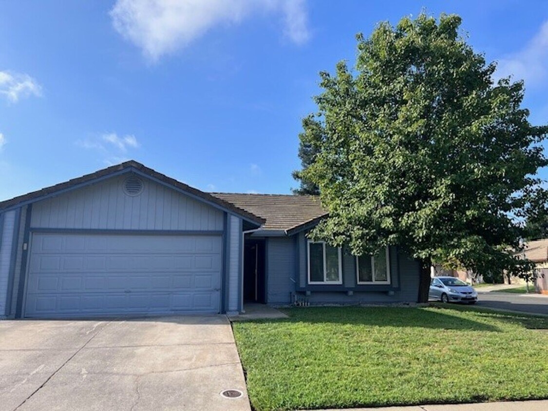 Foto principal - Beautiful home with covered patio located ...