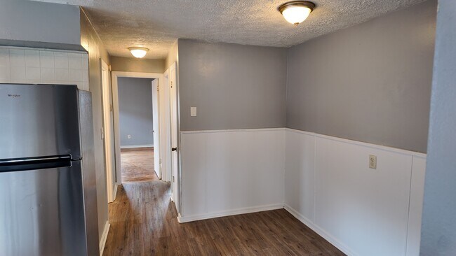 Foto del edificio - Charming 2-Bed Gem with Hardwood Floors & Large Living Room – Great Value in Cincinnati