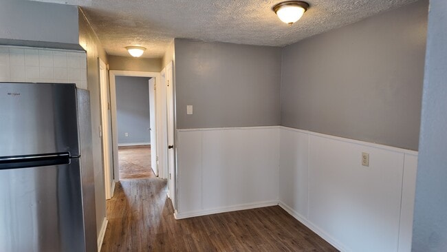 Building Photo - Charming 2-Bed Gem with Hardwood Floors & Large Living Room – Great Value in Cincinnati