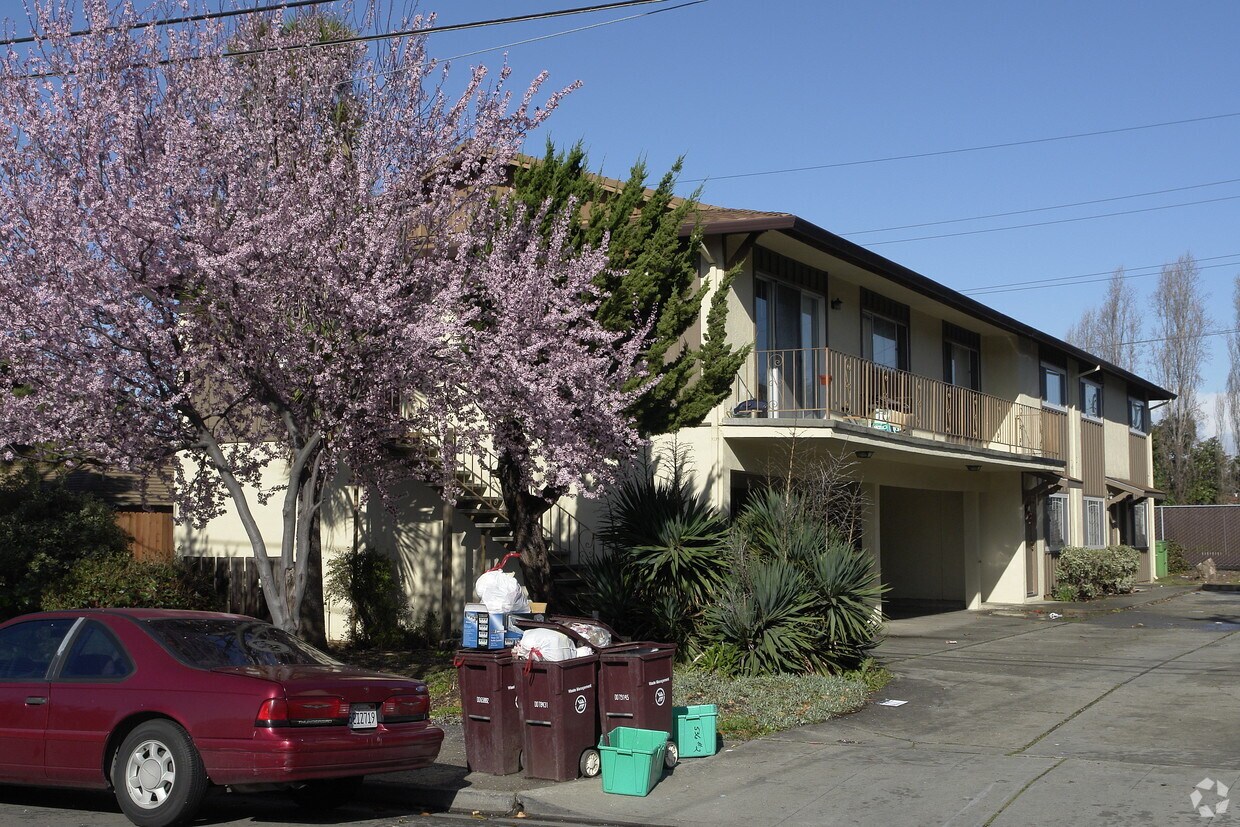 Fleur De Lis Apartments in Hayward, CA
