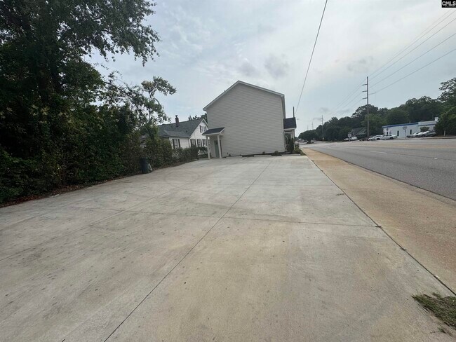 Foto del edificio - 2035 Rosewood Dr