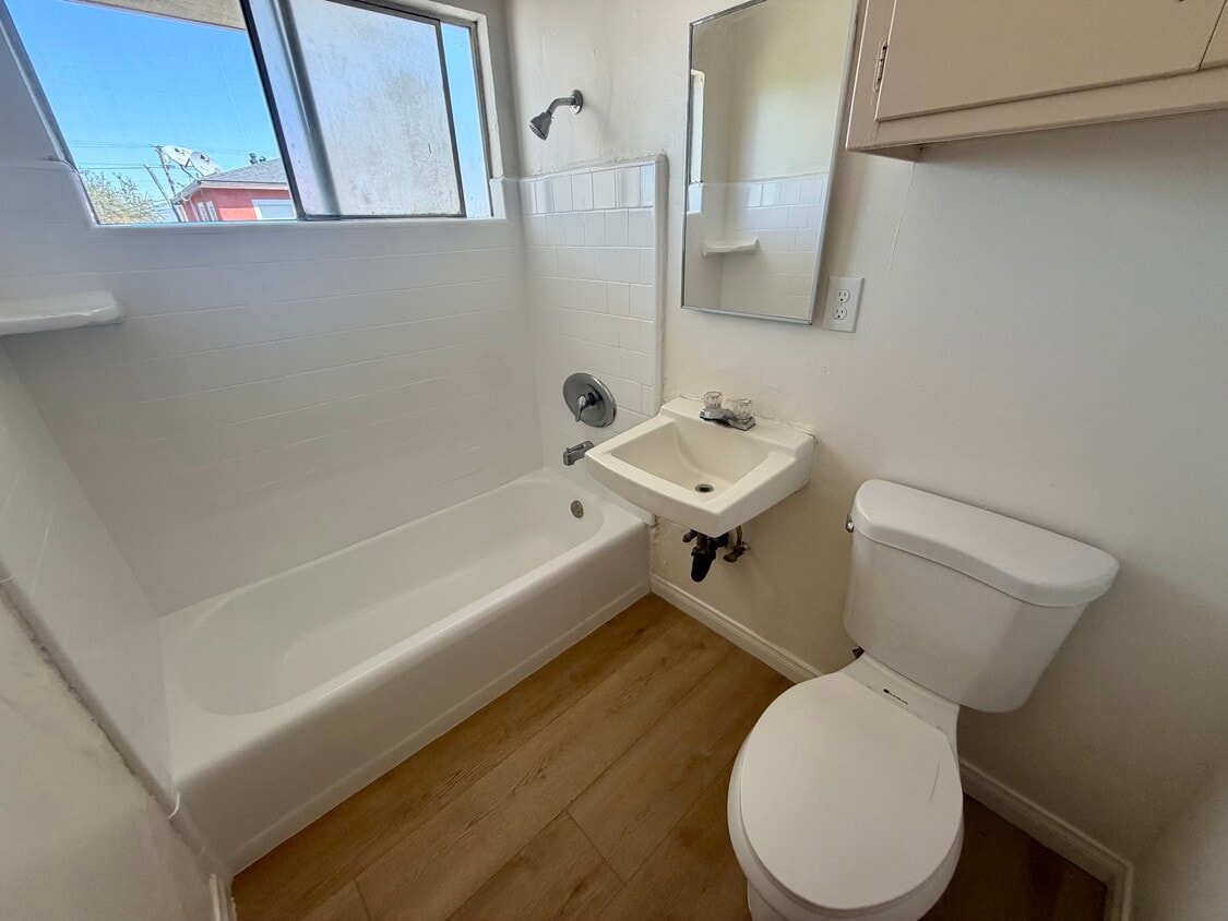 Foto del edificio - 8123 Otis St