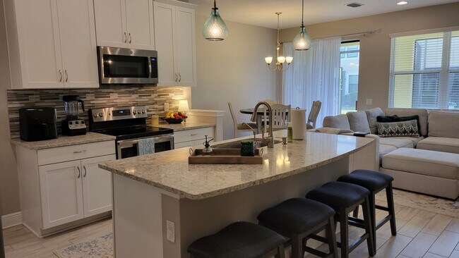 Foto del edificio - Annual UNfurnished newer 3/ 2 /12 townhome...