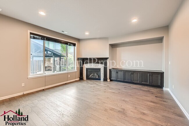 Foto del edificio - Stunning 3-Bedroom Home with Bonus Rooms, ...