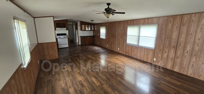 Building Photo - 1100 Thornwood Dr SW