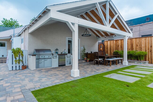 Foto del edificio - Charming 3 Bedroom 2 Bathroom Wilshire Vista Home with Bonus Room, Resort-Style Backyard and Heat...