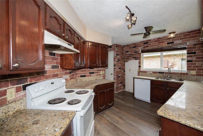 Foto del edificio - 16774 Glen Eagle Dr N