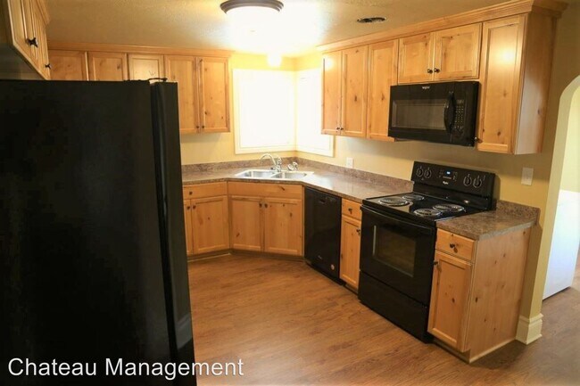 Building Photo - 4 br, 1 bath Apartment - 685 SE Vera Ave.