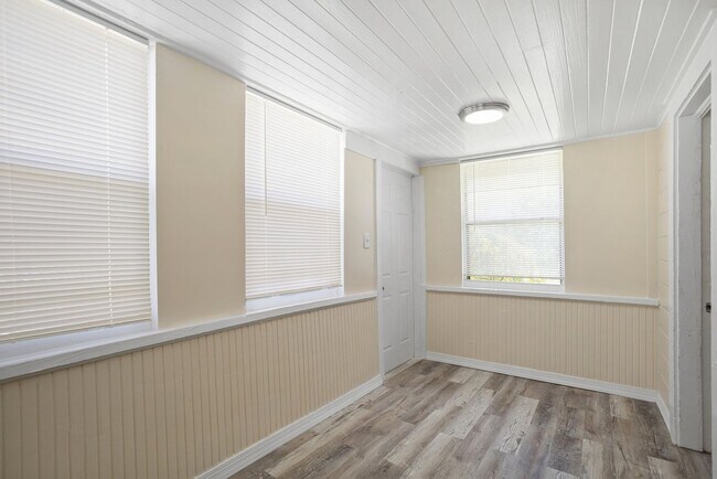 Foto del edificio - Won't Last! Apply NOW!  App fee REDUCED $25 ASAP $1995 3br/1bath CUTE House w/ HUGE YARD *** Newl...