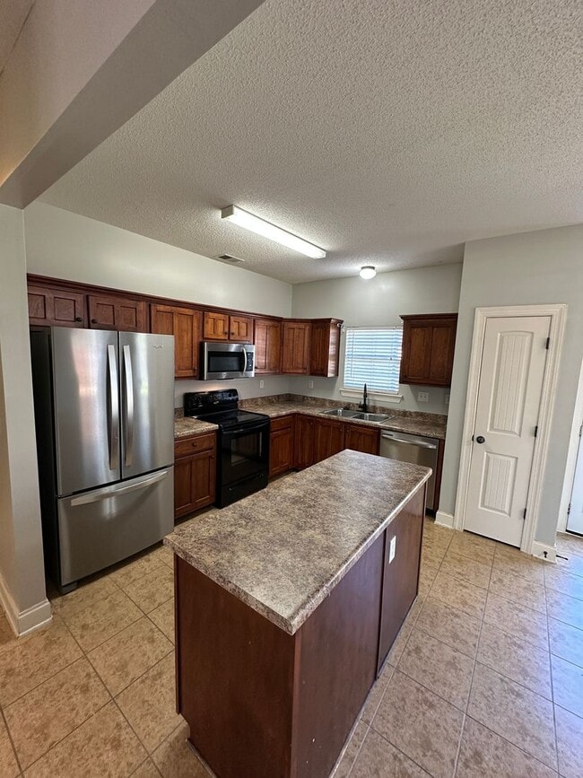 Building Photo - 4 BR/ 2.5 BA in Exclusive Snowden Grove!