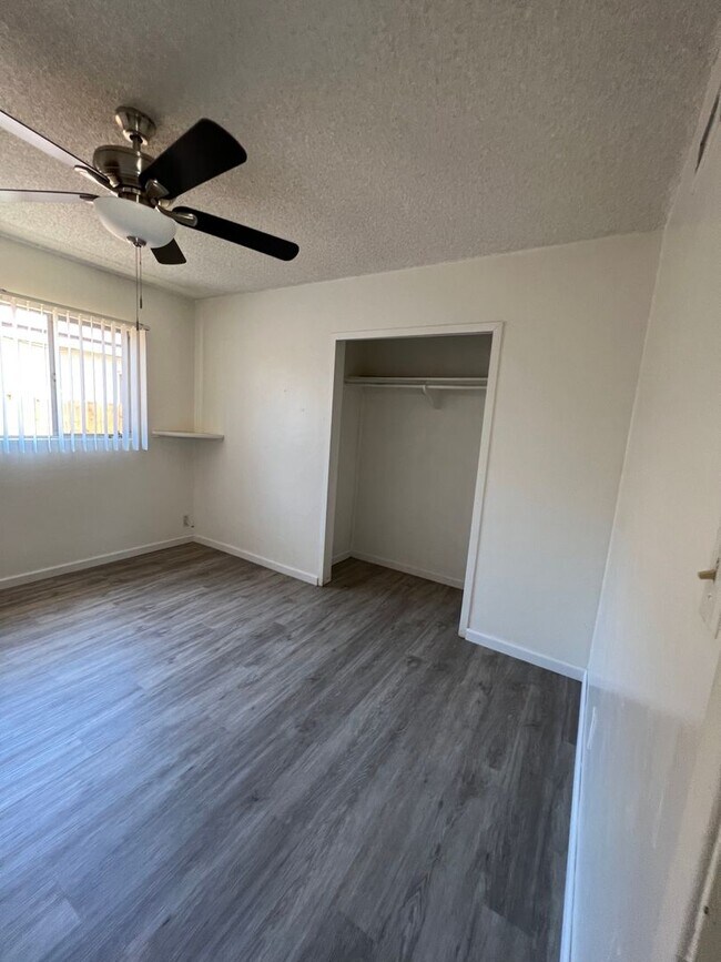 Foto del edificio - 5 bed 3 bath w/ large rooms and backyard