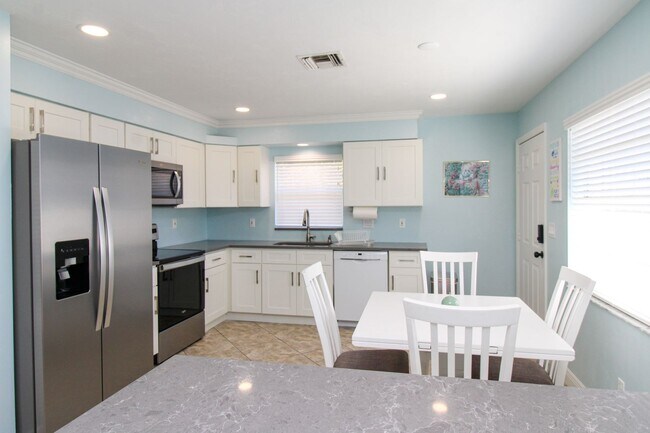 Foto del edificio - Pine Ridge Estates – Renovated & Furnished 2 bedrooms\1 bath Cottage ** looking for an Annual or ...